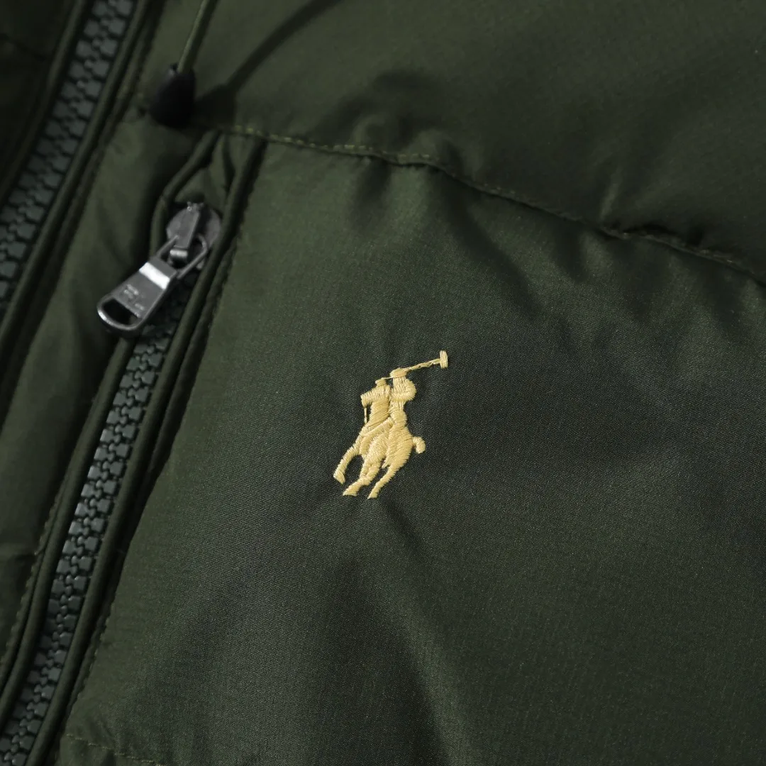 P660 #R54 Ralph Lauren/Ralph Lauren hooded down jacket (top quality, feel free to compare), using imported Barudan embroidery machine, carefully crafted with thousands of needles electric embroidery technology. Imported No. 7 needles and special embroidery thread ensure that every letter of the polo logo is full, three-dimensional and clear, creating the "most expensive embroidery logo" that can be called a work of art. Top-notch velvet core, luxurious warmth. Filled with national standard 80% high-quality white duck down, bringing excellent thermal insulation performance. At the same time, it is lightweight and can quickly regain its fluffiness after compression, bringing you a warm embrace without burden and resisting the harsh winter. Technical fabrics, no fear of wind and snow •Long-lasting fluffy and shape-retaining: High-quality filling ensures that the down jacket is not easy to stiffen and keeps you warm for a long time. •Strict anti-velvet technology: Using 400T gall fabric with pinhole retraction technology, it fundamentally eliminates the phenomenon of velvet leakage and makes wearing more secure. •All-round protective experience: Windproof and waterproof matte fabric, combined with an adjustable hem with a built-in drawstring buckle, can effectively lock in temperature and cold, and cope with changeable weather. Perfect details, creating a classic •Original electroplated YK zipper, smooth and durable, with brand texture highlighted in every detail. •Detachable hood design, one garment can be worn multiple times to meet different occasions and outfit needs. •Original hangtag and washed label, quality guaranteed. Five colors come together for couples to enjoy together: black is cool, beige is gentle, navy is calm, khaki is retro, and green is fresh. Available in five colors, the same style for men and women, it can be worn perfectly as a couple's outfit or a personalized item, becoming an indispensable fashion equipment on the streets in winter. Color: black, khaki, navy blue, army green, beige Size: S M L 66 67